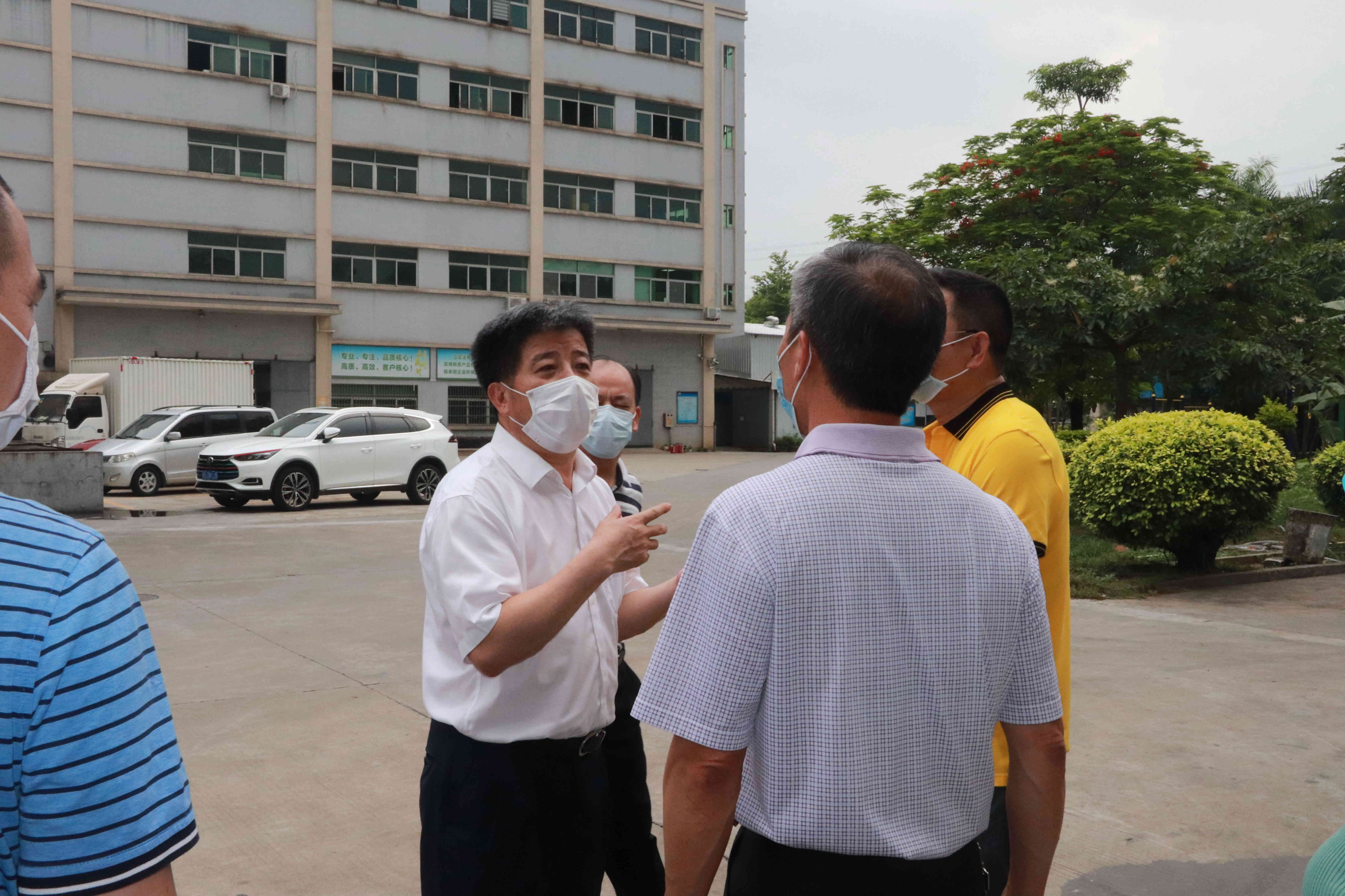 市人大常委会副主任、市总工会主席陈锡江一行莅临我司指导工作