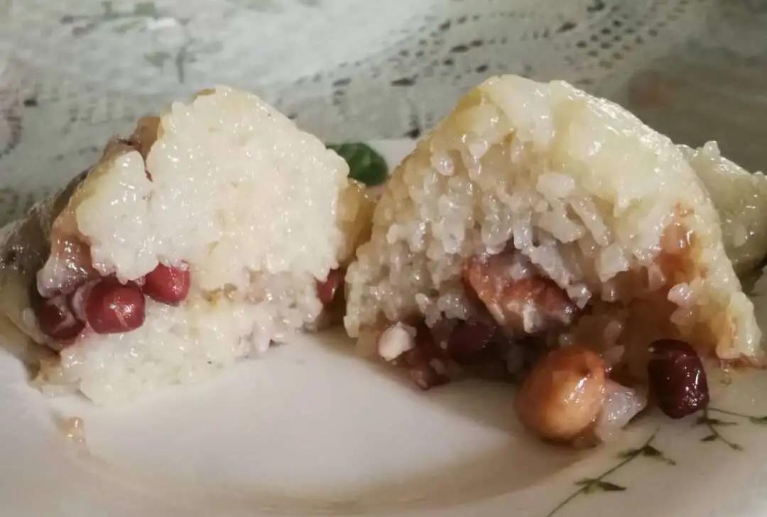 公司工会组织端午节包粽子活动