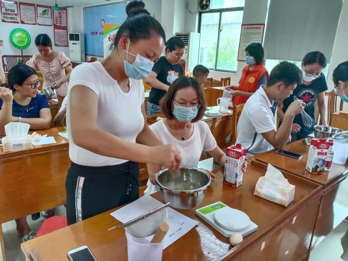 情暖职工 快乐烘焙——嘉豪工会参加镇总工会烘焙活动
