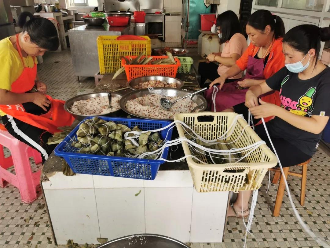 公司工会组织端午节包粽子活动